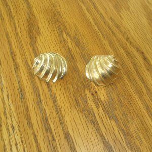 David Hill clip earrings gold tone ribbed shell shape